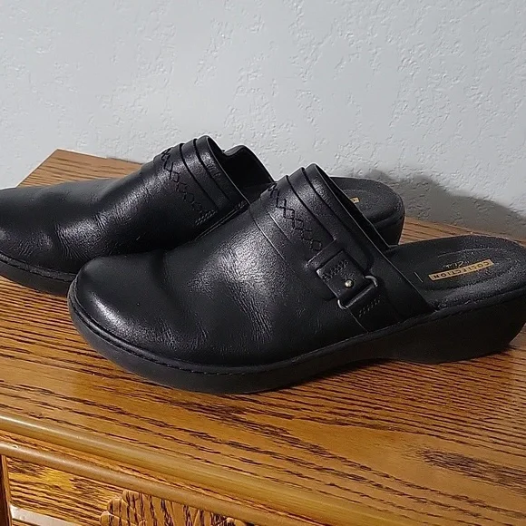 CLARKS WOMEN'S COLLECTION BLACK LEATHER SLIP-ON SIZE 12 - Picture 2 of 4